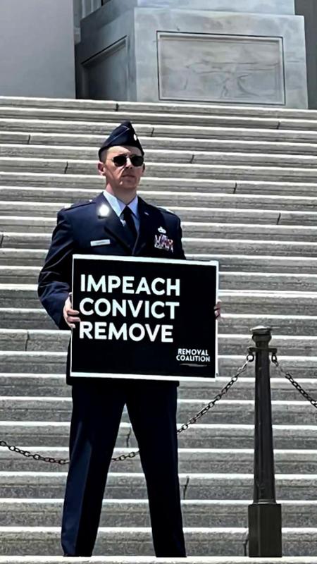 Washington, chiede l'impeachment di Trump: maggiore dell'Aeronautica Usa arrestato al Campidoglio