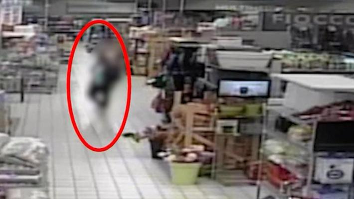 Milano, 55enne ferito con 20 coltellate: i precedenti delle aggressioni senza motivo in Italia