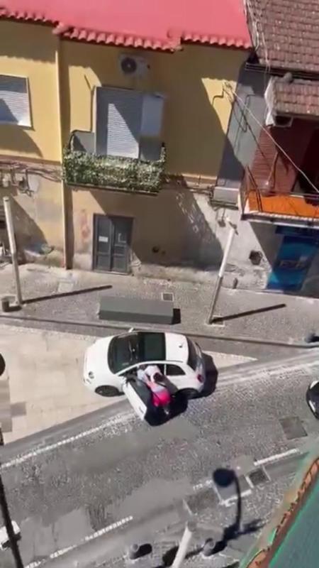 Consigliera comunale aggredita mentre è in auto con marito e figlia: il video