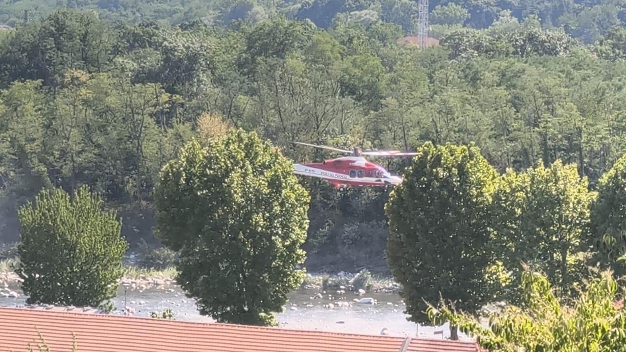 Tenta di salvare la figlia nel fiume Sesia, il padre annega con lo zio
