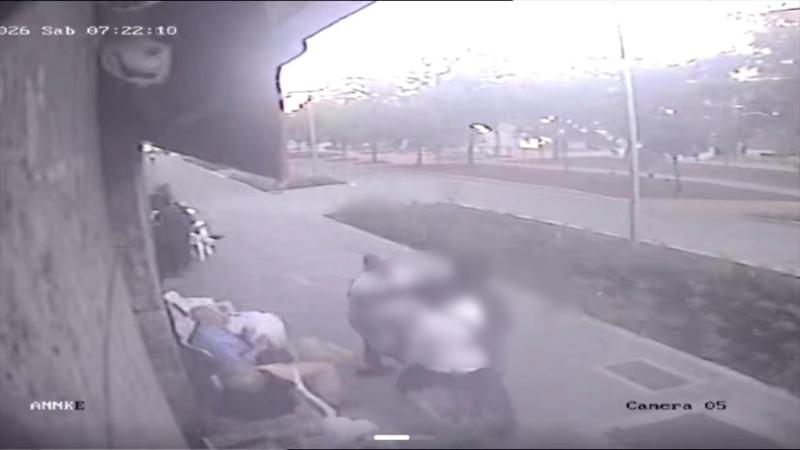 Uomo accoltellato a Milano, l'aggressione immortalata dalle telecamere di sicurezza: il video