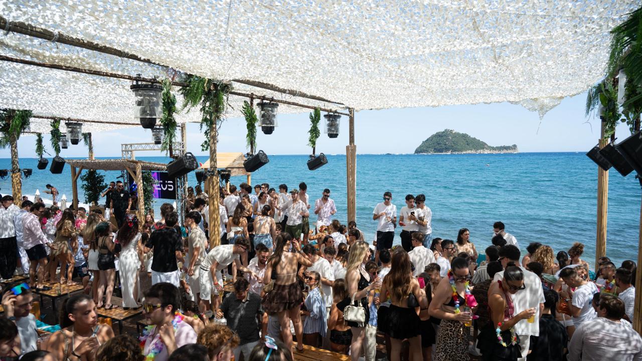 In viaggio coi pendolari del mare. Ma in spiaggia si va a ballare: “4 ore per arrivare in discoteca”