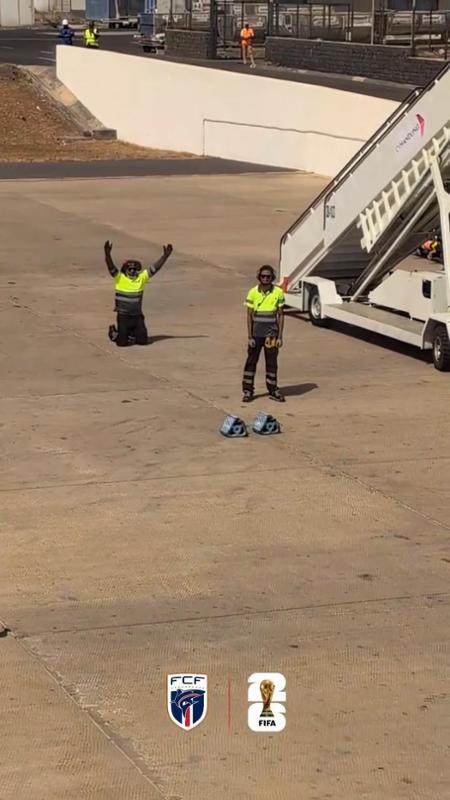 Gli eroi di Capo Verde tornano in patria e lo steward dell'aeroporto si inginocchia sulla pista