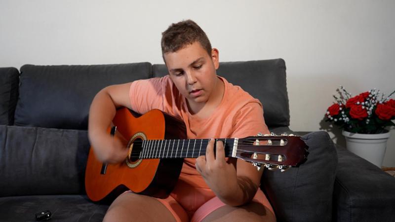 Gli diagnosticano un ritardo cognitivo, poi la sorpresa: "Kevin ha l'orecchio assoluto"