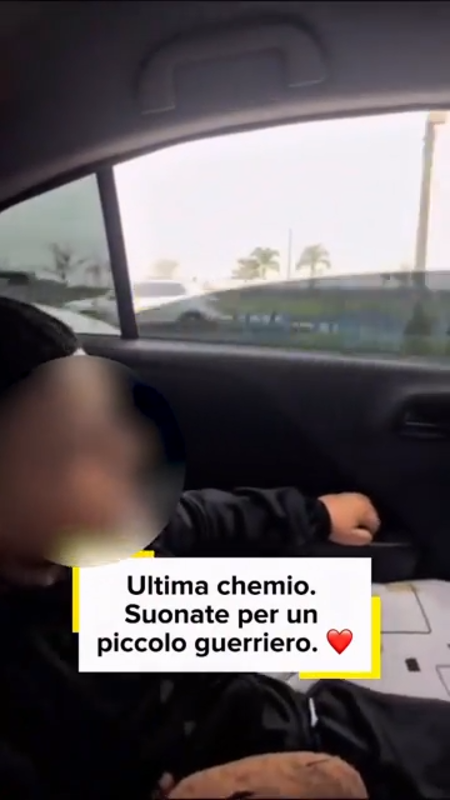 Ultima chemio per Diego, 4 anni: il cartello sull’auto scatena la festa dei clacson