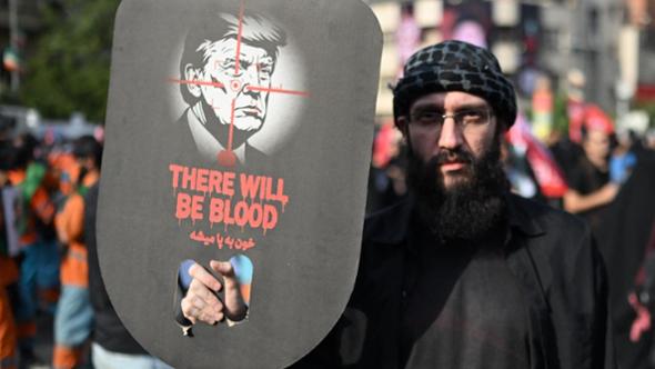 Funerali di Khamenei a Teheran, la folla invoca vendetta contro Trump: "Ti uccideremo presto"