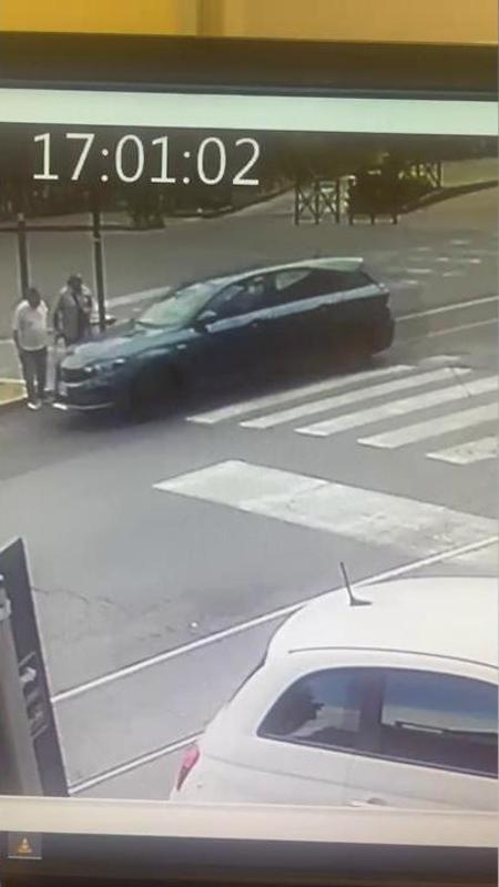 In monopattino scippa un uomo al semaforo, ma passava un'auto della polizia municipale: arrestato