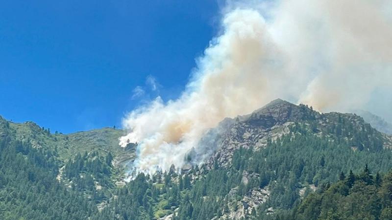 Brucia la Valle Soana, il Piemonte dichiara lo stato di massima pericolosità degli incendi