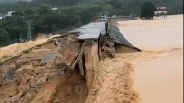 Tifone Maysak in Cina, la diga cede all’improvviso: l'onda di acqua e fango travolge la città