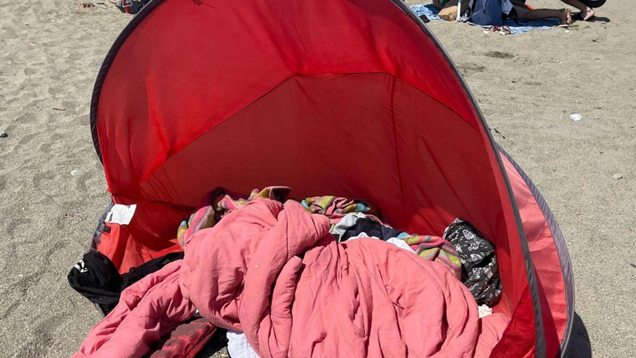 Ucciso in spiaggia a Savona in mezzo a famiglie e bagnanti: “Si era seduto troppo vicino a me”