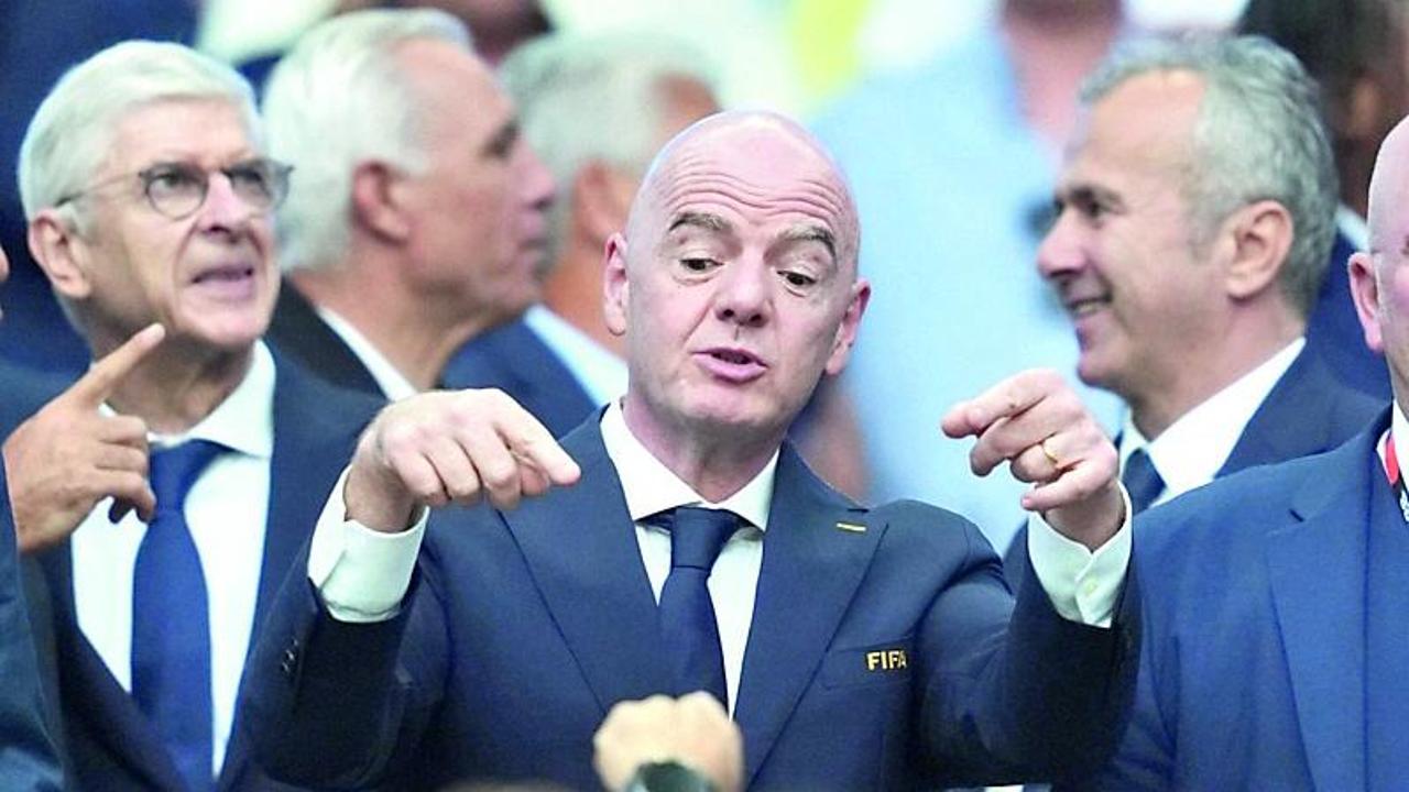 L’egocentrico Infantino, l’abbraccio a Trump è la sua Waterloo