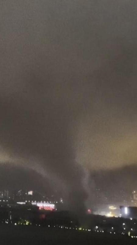 Il vento raggiunge i 149 km/h: così due tornado seminano distruzione nell’Hubei