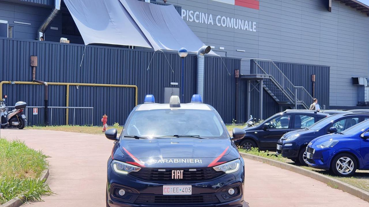 Bimba di 4 anni rischia di annegare nella piscina comunale, l’allarme a Leini