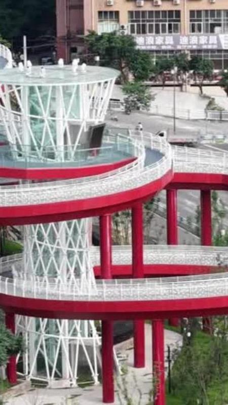 Cina, il brivido della passerella sospesa: 300 metri di vetro sopra il centro storico