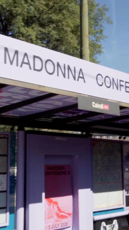 A Milano c'è una pensilina del tram che regala i poster di Madonna