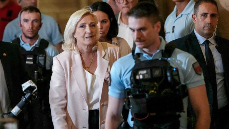 In silenzio e con il braccialetto elettronico al polso: Le Pen lascia così il tribunale