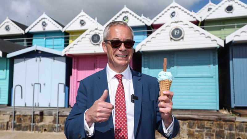 Nigel Farage lascia il Parlamento e annuncia subito la ricandidatura