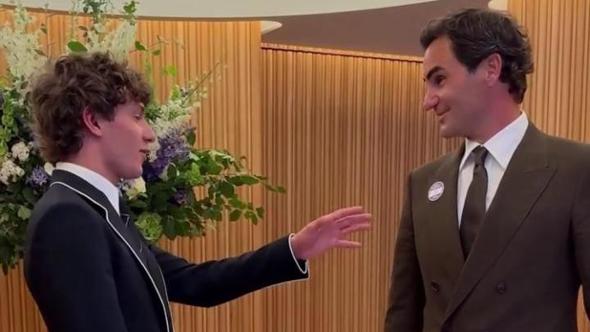Antonelli e Federer a Wimbledon: "Insegnami il rovescio a una mano", "Ok, ma per quello a due chiedi a Sinner"