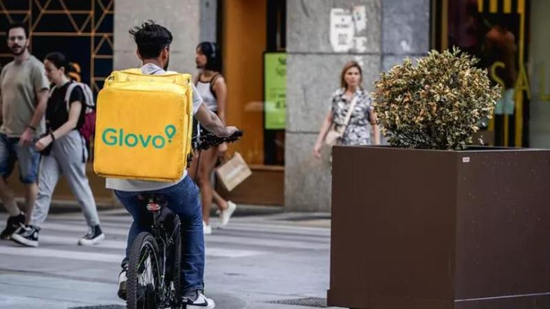 Milano ferma i rider nelle ore più calde, ma l’ordinanza divide