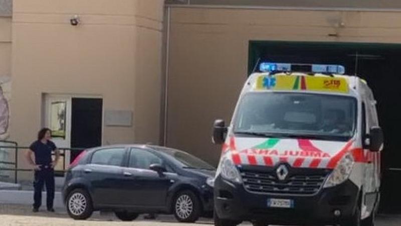 Ingoia delle lamette e si “cuce” la bocca. Allarme in carcere