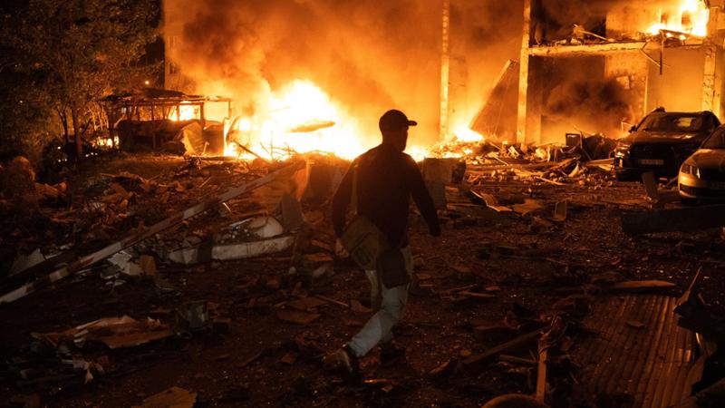 Kiev colpita con missili balistici, il sindaco: “Restate nei rifugi”. Esplosioni anche a Kharkiv