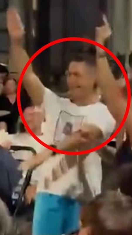 Cantano "Bella Ciao" al passaggio di Vannacci: lui reagisce e la moglie mostra il dito medio