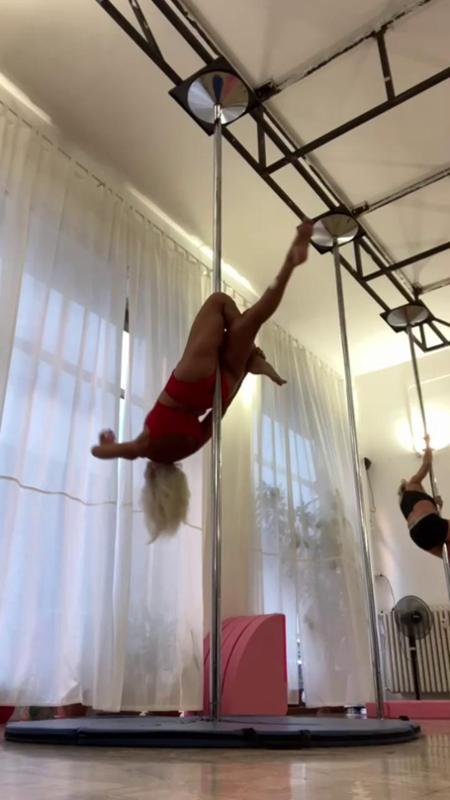 Pole dancer a 82 anni: il video di Idanna Abignente che supera il milione di views
