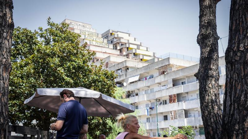 Ragazzina di 13 anni precipita da un palazzo a Scampia, giallo sulla morte