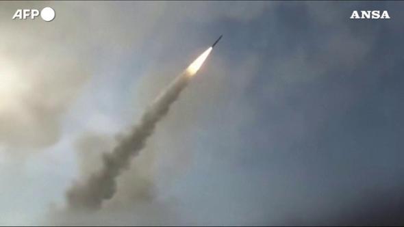 Iran, il video dei missili lanciati contro obiettivi Usa nel Golfo