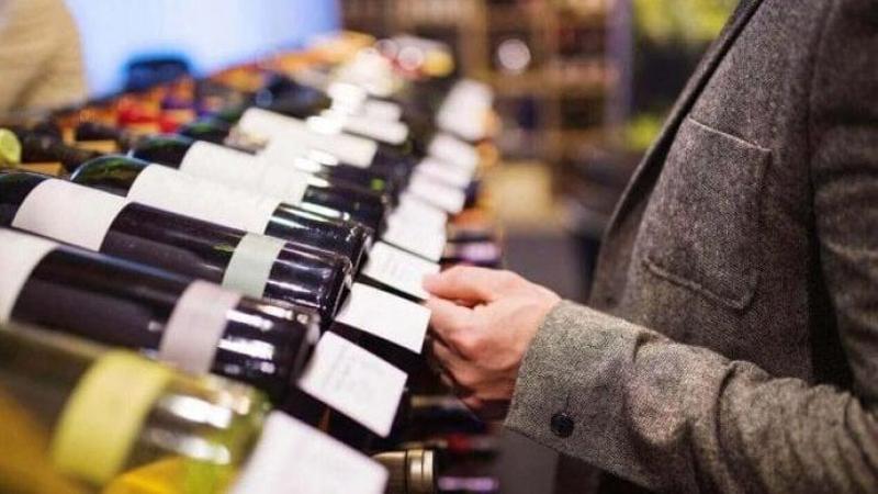 Vino italiano in svendita: declassamenti delle denominazioni per smaltirlo. “Perso mezzo miliardo”
