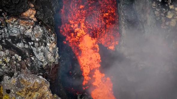 Etna, il vulcano inghiotte la sua lava: il video spettacolare dal drone