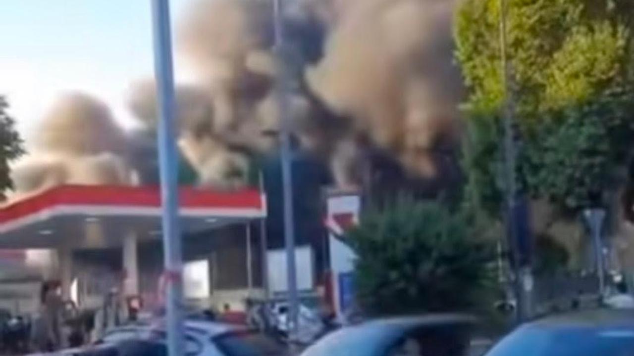 Incendio nel deposito Brt di Milano, fumo e odore acre in tutta la zona nord