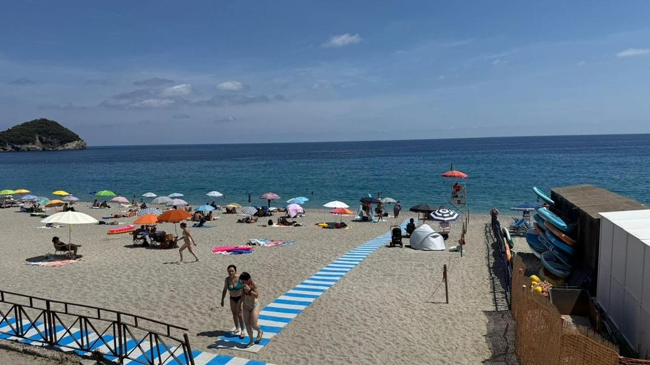Spotorno, la battaglia delle spiagge libere. I balneari insorgono, il sindaco non arretra
