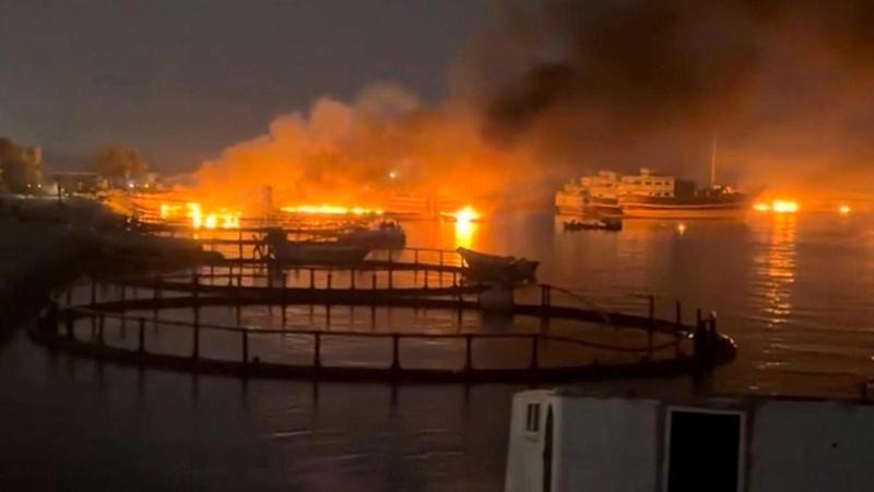 Le bombe a Hormuz piombano sul vertice. Raid sulla tregua, negoziati appesi a un filo