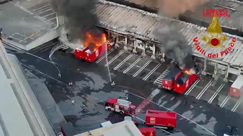 Camion Brt diretto a Torino prende fuoco e distrugge il deposito: in fumo centinaia di pacchi