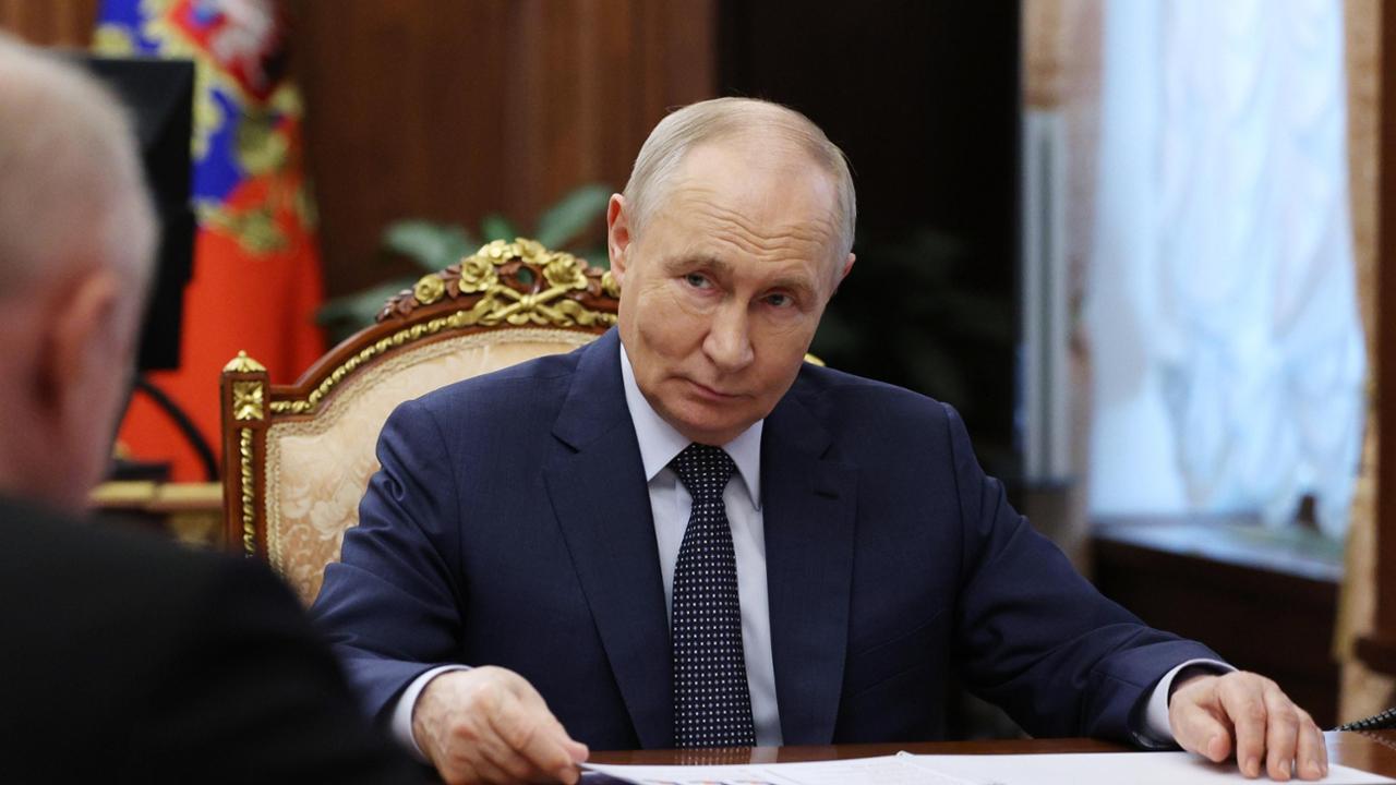 Bombe sulle raffinerie e code ai distributori, Zelensky costringe Putin all'autarchia energetica