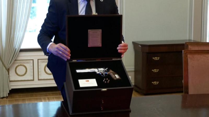 Erdogan e il regalo a Meloni e gli altri leader Nato: pistole con il nome inciso e munizioni