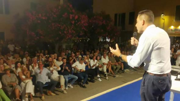 “Il vero sondaggio è questa piazza piena”, Vannacci arringa la folla in Riviera