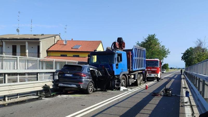 Frontale tra un’auto e un camion a Bellinzago: perde la vita una donna di 51 anni