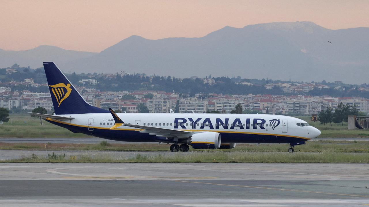 Pezzi di motore rompono il finestrino di un aereo Ryanair in volo in Grecia: passeggero trattenuto per non essere risucchiato