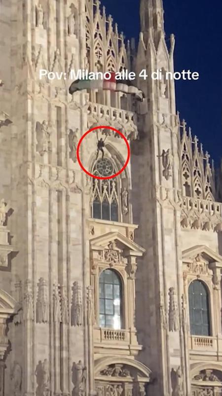 Si lancia dalle guglie del Duomo con il paracadute. Poi tenta la fuga ma la polizia lo ferma