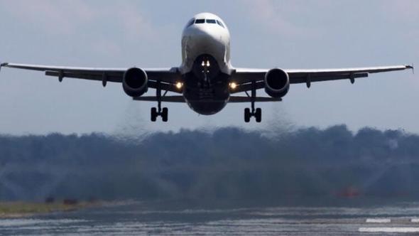 Finestrino rotto in aereo: cosa succede, perché si rischia il risucchio e come salvarsi