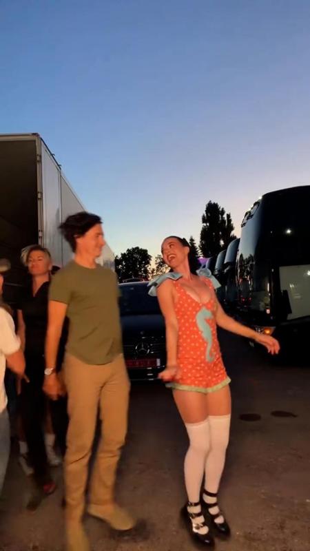 La nuova vita di Justin Trudeau, l'ex primo ministro canadese saltella in un reel di Katy Perry