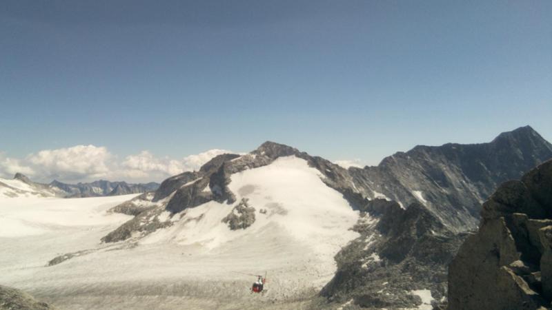 Adamello, ecco come il caldo record di inizio estate si sta mangiando il gigante dei ghiacciai 