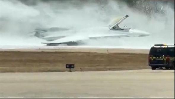 L’F-16 atterra senza carrello e scivola sulla pista: paura a Zante per l'aereo in fiamme