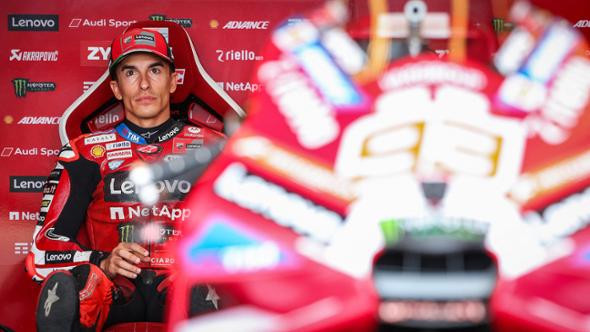 Moto Gp, dominio Ducati: Marquez in pole. Bezzecchi cade e si frattura la clavicola