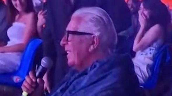 Seduto tra il pubblico canta "Champagne": una delle ultime esibizioni a sorpresa di Peppino di Capri