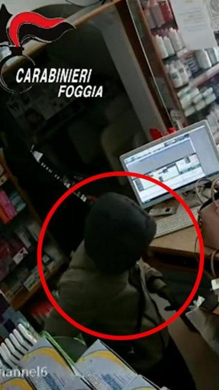 Il colpo in diretta: rapina una farmacia e minaccia dipendenti e clienti con un coltello