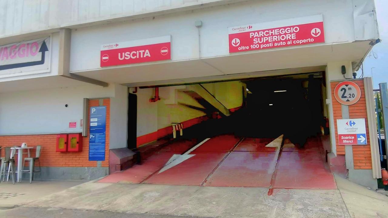 Ora il Carrefour “multa” chi parcheggia l’auto a sbafo