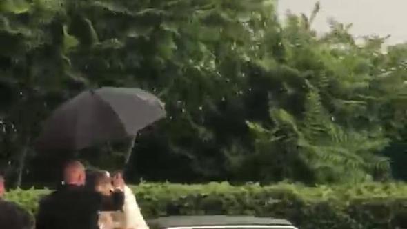 Herzigova-Marsiaj, la corsa dopo il sì: vento e pioggia al momento dell'uscita dalla chiesa